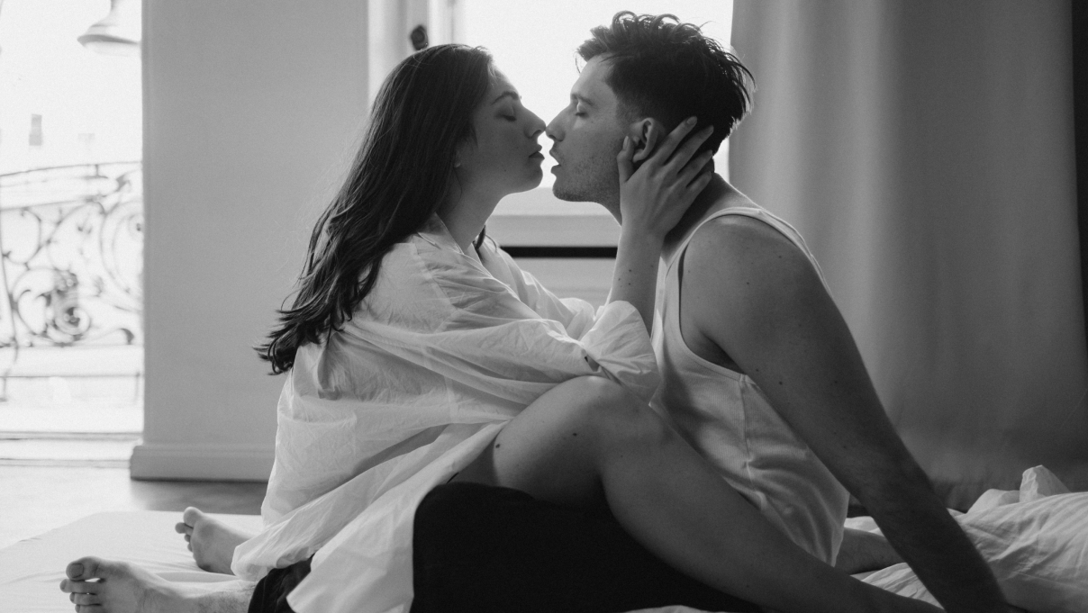 How to French kiss with intense passion, image size:1208x681