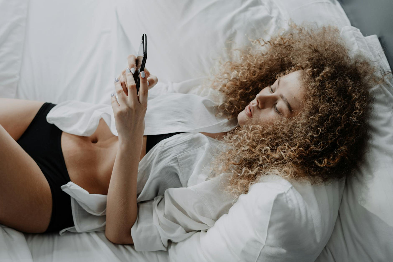Sexting Guide for Couples: How to Keep It Exciting, Hot, and Genuinely Yours