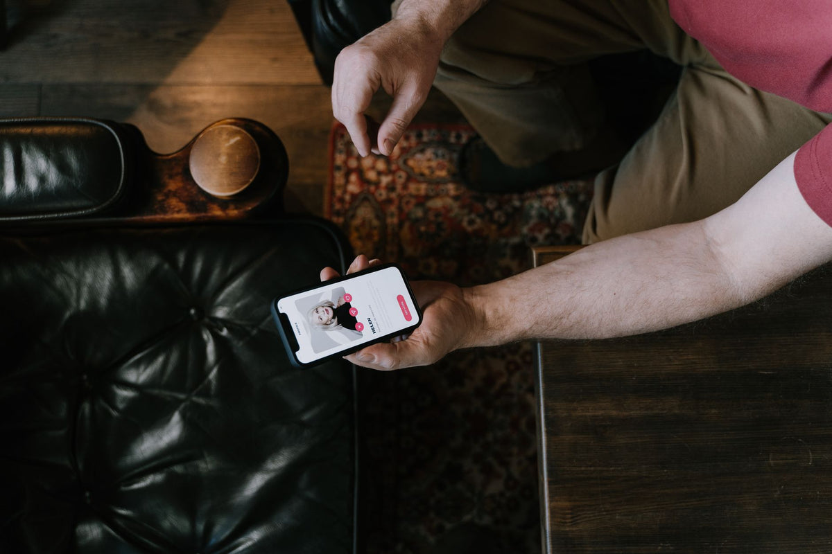 12 Dating App Red Flags That Should Earn a Left Swipe: Read This Before You Match
