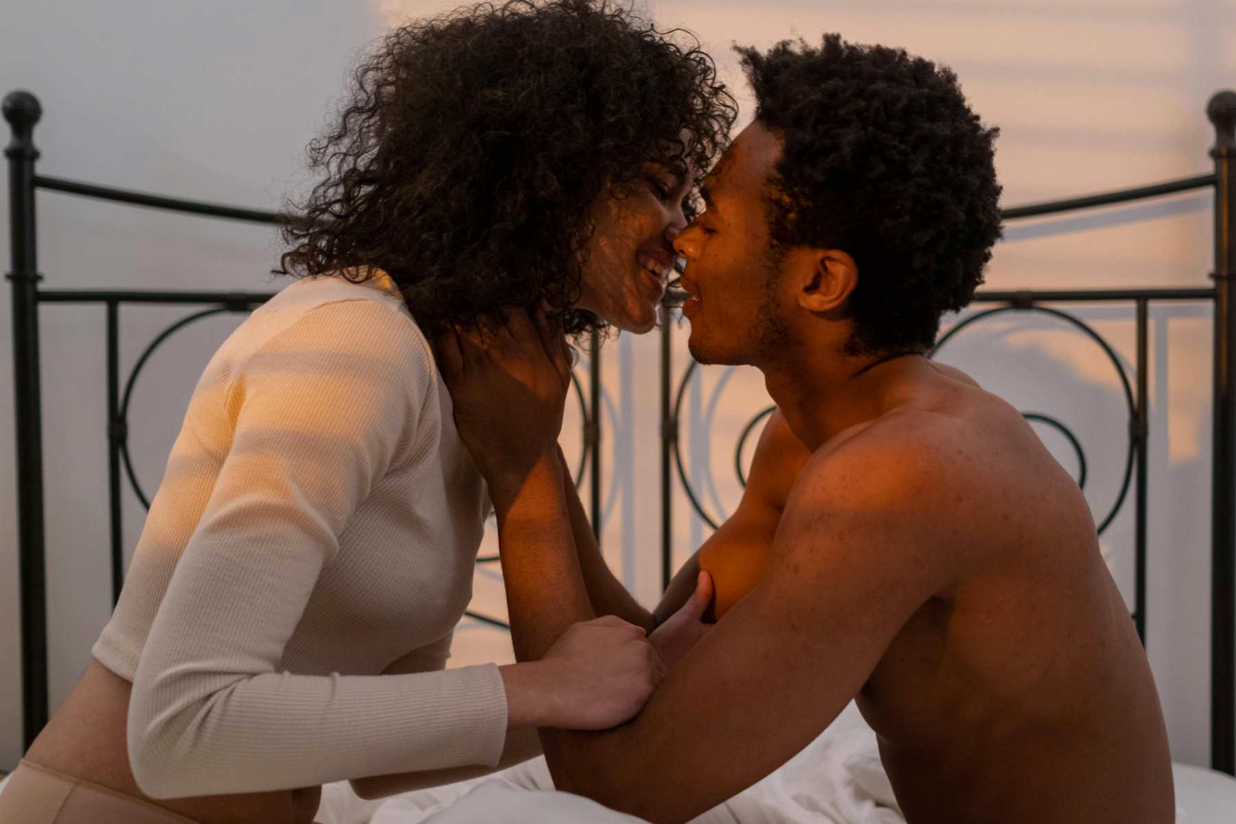 How To Make Eye Contact During Sex, Comfortably & Confidently