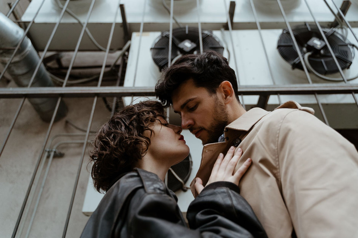 How to Hook Up With a Guy Smoothly: Make It Hot, Make It Yours